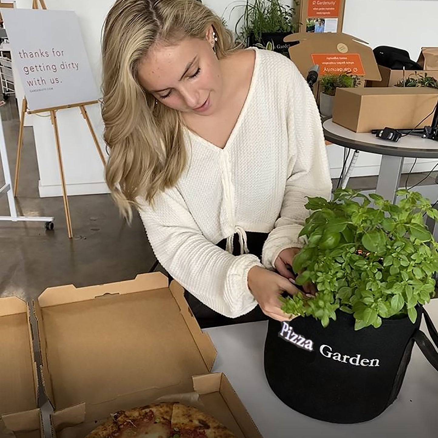 Pizza Garden Kit with pepper + companion herb plants